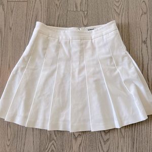 Aritzia Size 2 pleated white skirt! Perfect for the summer and back to school.